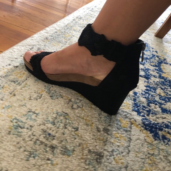 Lucky Brand Low Wedges - Picture 3 of 3